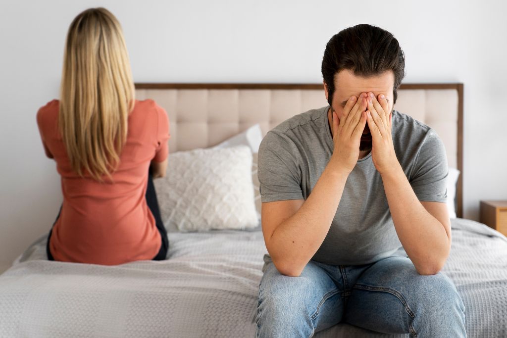 Qué hacer cuando tu pareja te lastima con palabras: discusión y tensión en una pareja en la cocina
