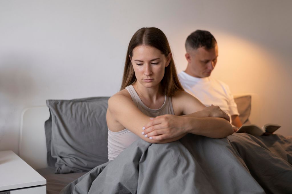 Pareja enfrentando problemas de pareja, con tensión emocional y distancia