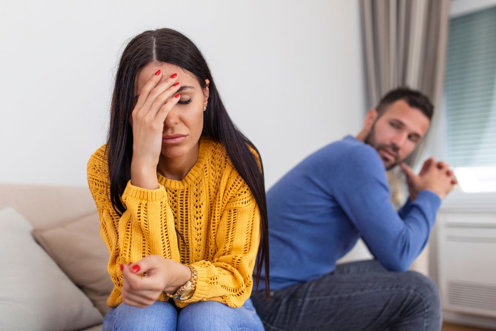 Mujer afectada emocionalmente, representando qué hacer cuando tu pareja te lastima con palabras