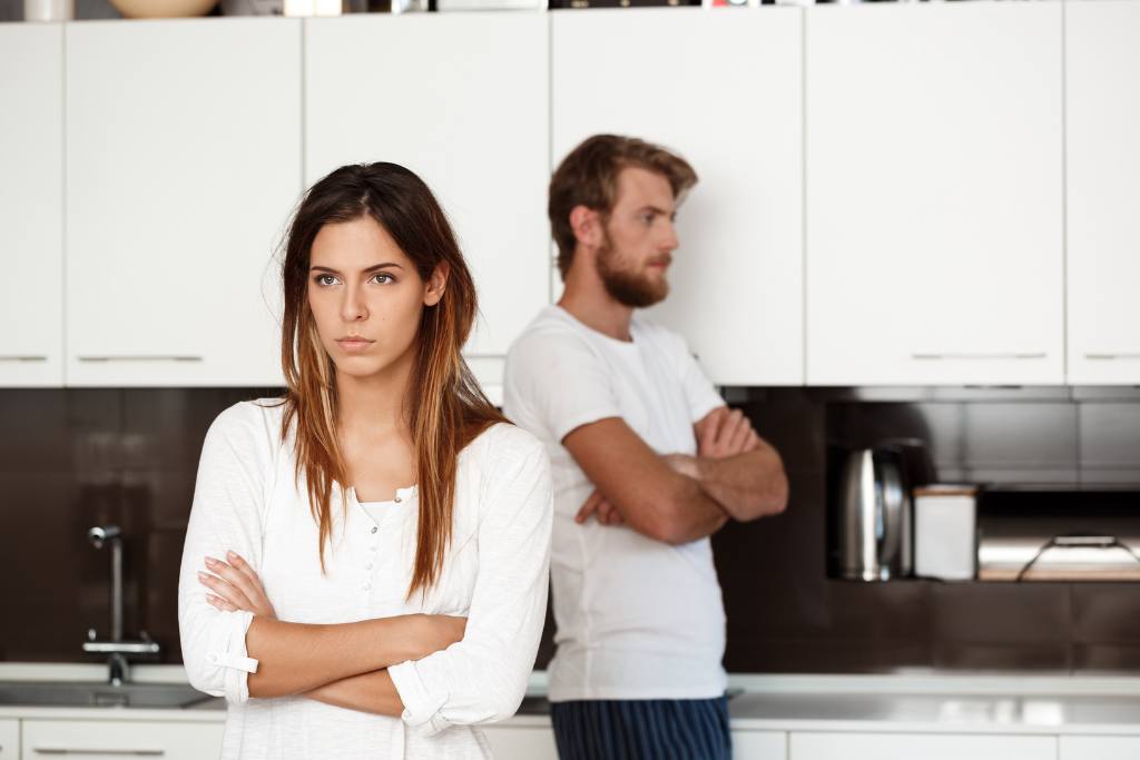 Qué hacer cuando tu pareja te lastima con palabras: discusión y tensión en una pareja en la cocina