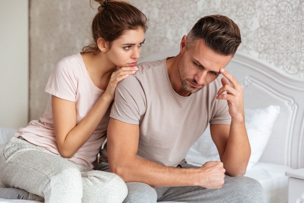 Pareja en la cama: mi pareja me agota psicológicamente