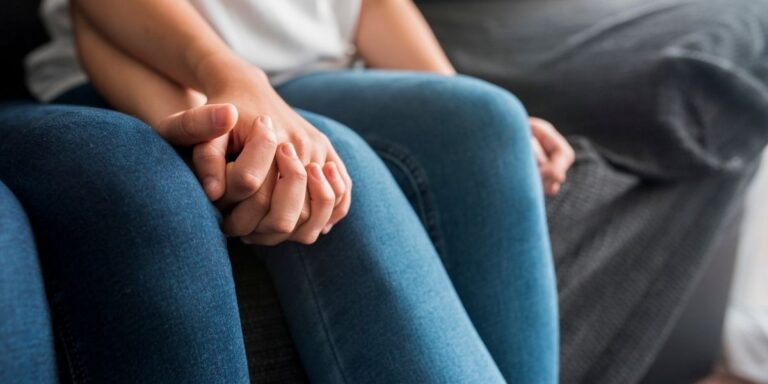 Pareja practicando escucha activa para mejorar la comunicación en la pareja