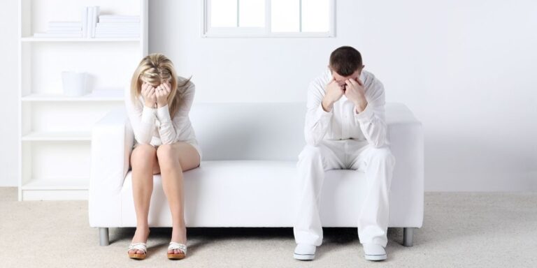 Pareja discutiendo durante una crisis de pareja