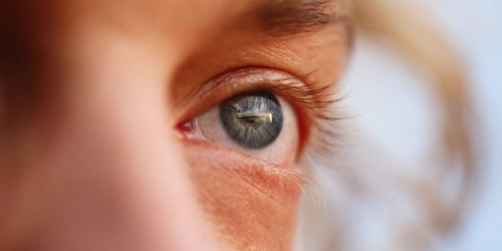 Primer plano del ojo de una persona mirando a lo lejos, ilustrando la profundidad emocional de qué es una persona PAS