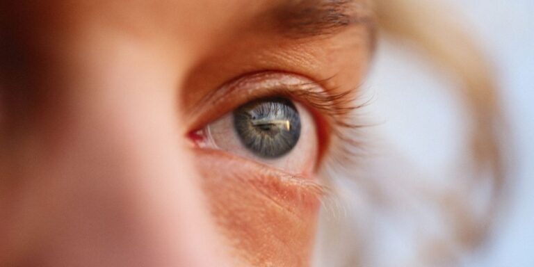Primer plano del ojo de una persona mirando a lo lejos, ilustrando la profundidad emocional de qué es una persona PAS